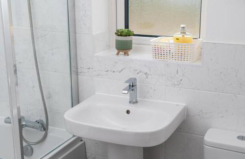 Spacious Milton Keynes Townhouse 2 Designated Parking Spaces Near Centre MK, MK Bowl, Universal Studios & Transport Links Ideal for Families & Contractors - Foto 31