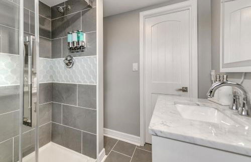 Newly Remodeled! Upscale Home in Buffalo Suburbs - Foto 16