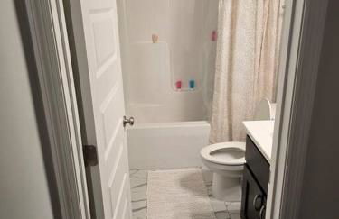 Spacious Modern Retreat Near Downtown - Photo 20