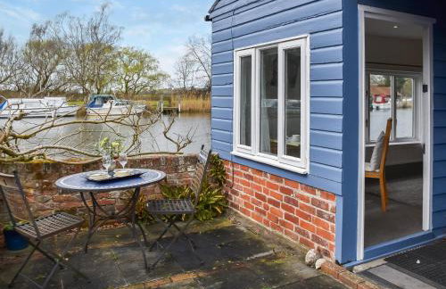 Riverside Retreat - Photo 2