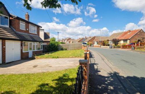 Family-Friendly Detached House Near Leeds and Bradford with Garden - Foto 30
