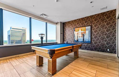 Luxury 17th Floor Downtown Dallas High-Rise with Free Parking, City Views, Pool & Gym - Foto 23