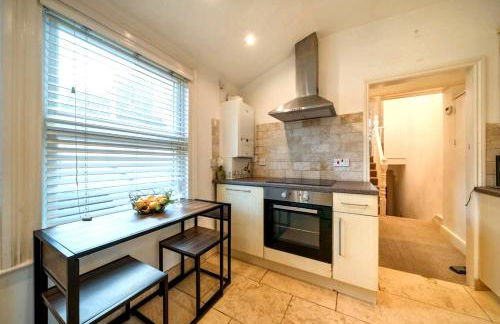 Stylish London Flat with Free Parking & Fast Transport to Central London - Foto 16