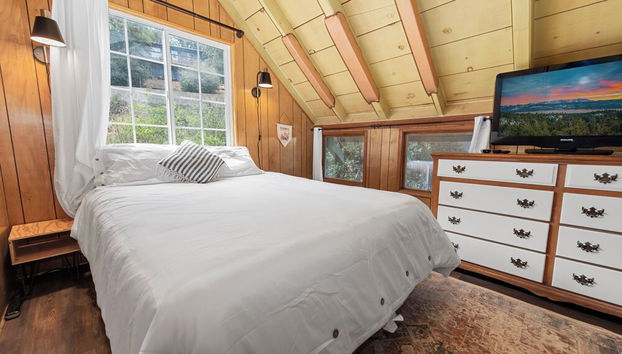 Rest N Relax Inn - Beautiful chalet-style cabin features dramatic forest and slope views! - Foto 3, Habitación