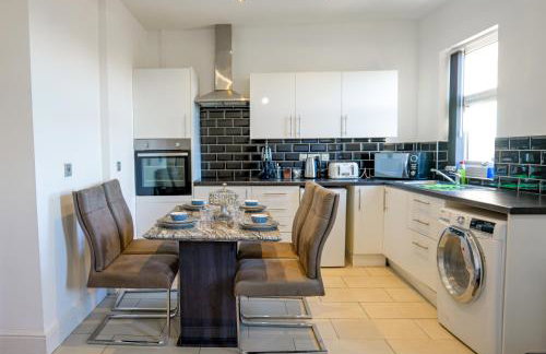 Zeenat Central Bury - Modern 2BR with Free Parking Sleeps 6 - Foto 19