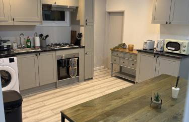 Amanah Properties - Elegant 4-Bedroom Home in Wembley with Parking, Perfect for Contractors - Foto 9