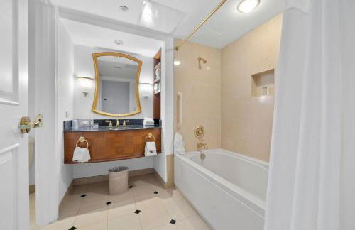 2BR 3BA Beachfront Condo CozySuites at Showboat - Foto 39