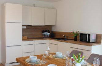 Großes Apartment mit Küche, Dusche, Badewanne, Balkon, Parkplatz vor dem Haus, ruhig gelegen, ADA4 - Foto 18