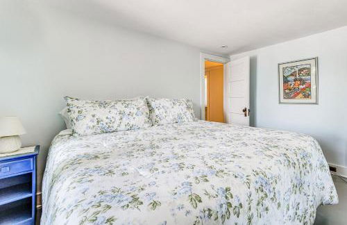 Torch Lake Getaway with Private Beach and Boat Dock! - Foto 9