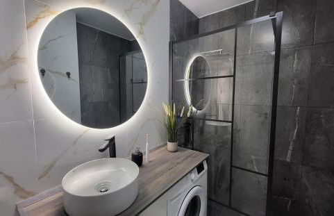 New Modern Apartment close to the Beach - Photo 14