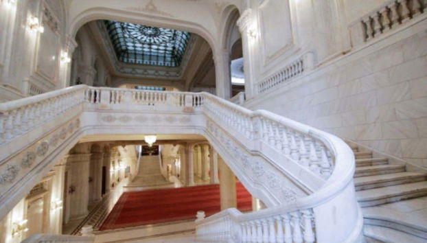 Escaleras en el interior del Parlamento de Bucarest