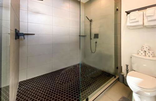 New Ultra-Modern Home Overlooking the Lake - Foto 17