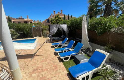 Spacious 3 bedroom villa with pool - Foto 7