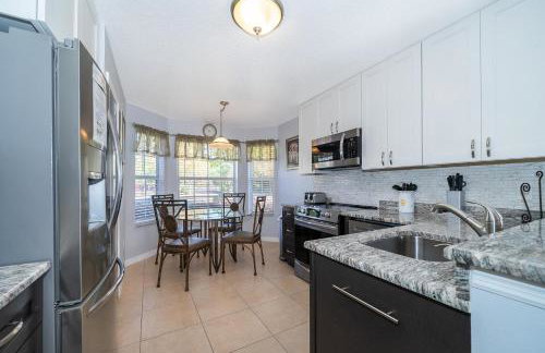 South Facing Pool with Stunning Lake View - Family Friendly Home - Nr Disney - Foto 10