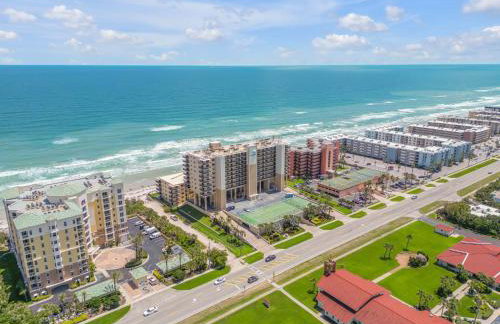 New dog-friendly Listing! Updated direct oceanfront with spacious balcony and heated pool - Foto 38