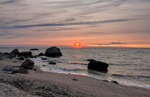 Steps to Beach + Sunset Views! East Marion Home - Foto 35