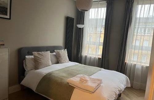 Two Bedroom Riverside Apartment in Rotherhithe Village - Foto 3