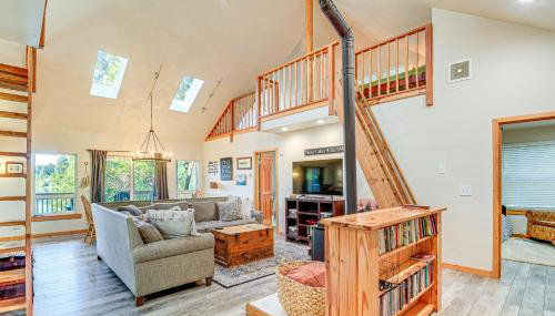 Port Orchard Lakefront Cabin with Fire Pit and Grill! - Foto 4