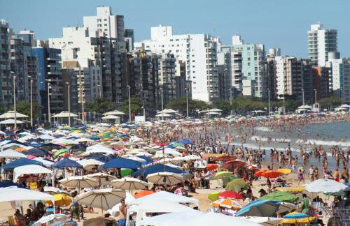 Edf Gil Nogueira-Praia Morro-Guarapari-3º Andar-APTO FTE-SOL MANHA-Piscina-Sauna-02 quartos com Ar -TV Tela Plana-Wi-Fi-Varanda Gourmet -Tela de Proteção - Purificador Água-Airfray-Dois elevadores-01 Garagem-Portaria 24 horas-50 mts da Praia do Morro - Photo 21