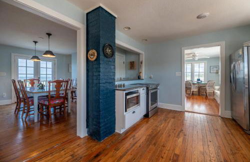 Sawyers Lodge - Historic Soundfront Home, Pool, Hot Tub, Boat Launch, Kayaks, Pets OK, Flex Stays - Foto 11