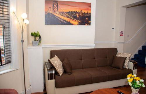 Royale Green View House- free parking, Wifi, Perfect for Contractors and Holiday - Photo 17