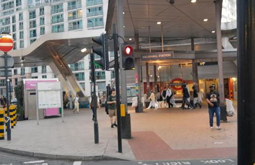 Vauxhall Central - Spacious 3-Bed Serviced Apartment- Balcony-Free Parking - Lift - Sleeps 7 - Foto 25