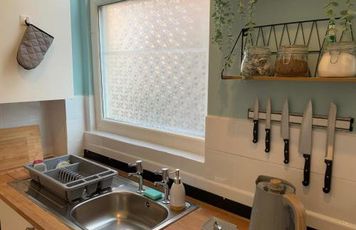 Cosy Wirral home near Liverpool with Free Parking! - Photo 18