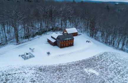 52-Acre Berkshires Farmhouse • Fire Pit Outdoor Dining Trails Copper Kettle Farm by AvantStay - Foto 49