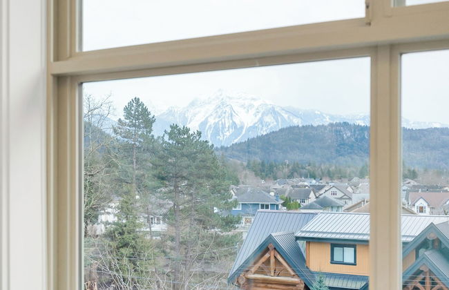 3BR Lakeside Penthouse Retreat - Photo 61