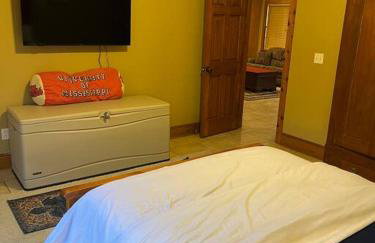 Oxford Chalet Getaway with Lake/Beach Access - Foto 6