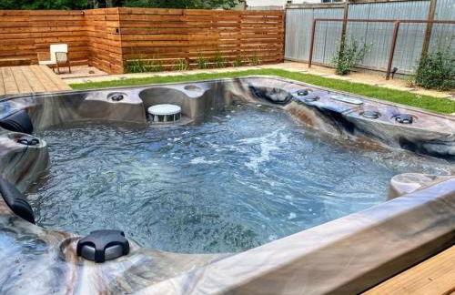 HGTV Featured Tiny Home w Hot Tub Near East 6th St - Foto 18