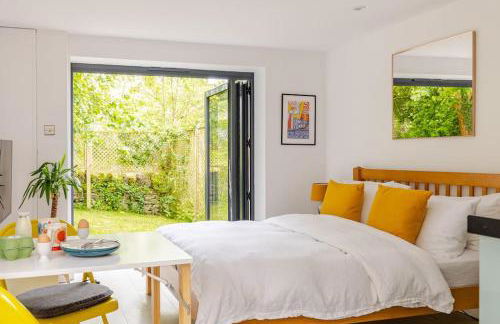 Cosy Cotswolds Retreat near Bath & Castle Combe - Photo 2