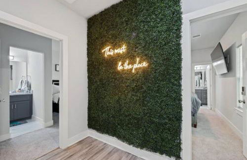 Modern 2024 Townhome with Indoor Hoops Huge TVs and Gray Chic Design - Foto 1