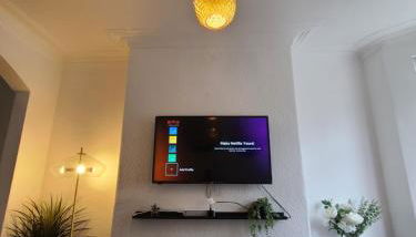 Business Friendly 2BR House Sleeps 5, Wi-Fi, Workspace & Free Parking - Foto 4