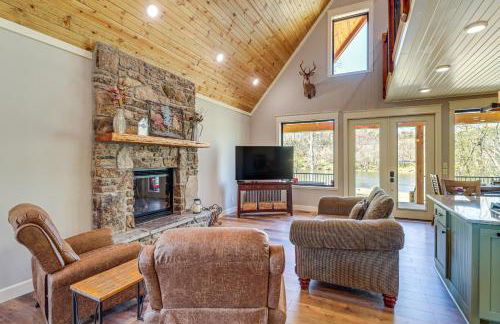 Riverfront Mountain View Cabin with Deck and Grill! - Foto 4