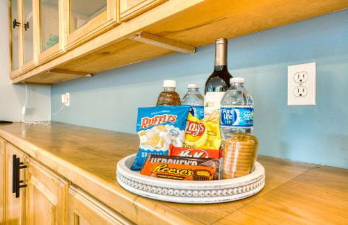 Patio Paradise Stylish 3BR Home with Gaming Room - Photo 15