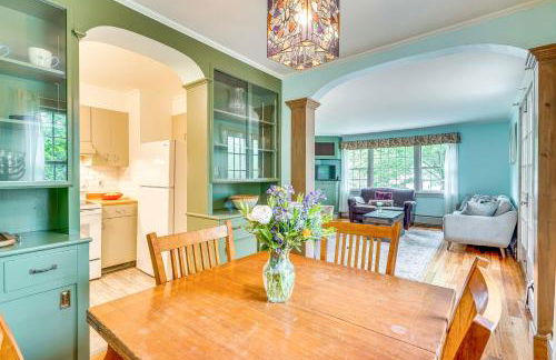 Ambient Manchester Village Abode with Deck and Pond! - Foto 8