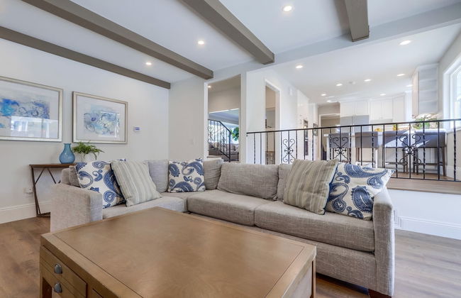 Gorgeous Upgraded 5 Bedroom & 3 Bath Home with pool - Photo 24