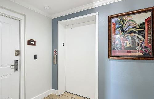 3-BR Condo with Dreamy Balcony Views, Walk to Pool - Foto 33