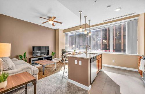 Modern High-Rise Condo in Central Downtown | Gym - Foto 1