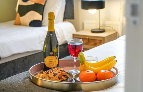 Charming House - Close to Shops & City Centre - Free Parking, Self-Check-In, Fast WiFi & Smart TV with Netflix by Yoko Property - Foto 12