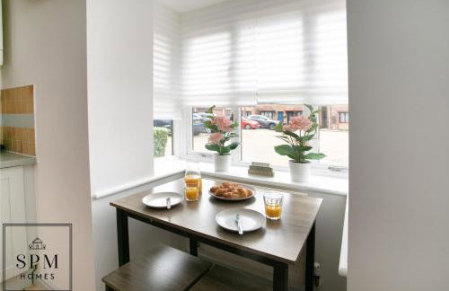 Large 3 Bed House - Long Stays Welcome - Smart TVs in Each Bedroom - Parking - Wifi - Foto 20