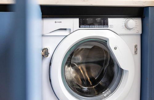 Luxurious 2 bedroom flat with parking and garden, 5 mins walk to train station and bus stop opposite property - Foto 7