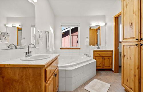 Modern Lodge with a Jacuzzi Tub - Photo 8