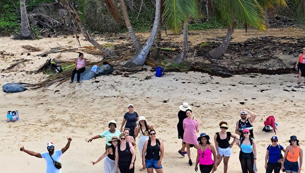 Una foto del grupo en la playa
