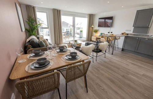 LOOKOUT by BOURNECOAST - A Stylish Flat with a Balcony, SEA GLIMPSES and Parking- Just a 10 Minute Walk to the Sandy Beaches - FM8405 - Photo 8