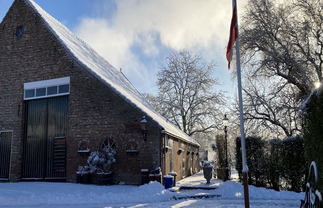 House Situated Peacefully on a Vast Green - Foto 29