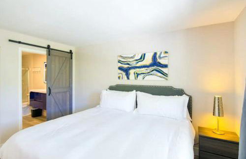 Dog friendly condo with beach access, hot tub, firepit - Foto 44