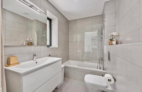 2-Bedroom Beachside Apartment with Pool & Parking - Foto 20