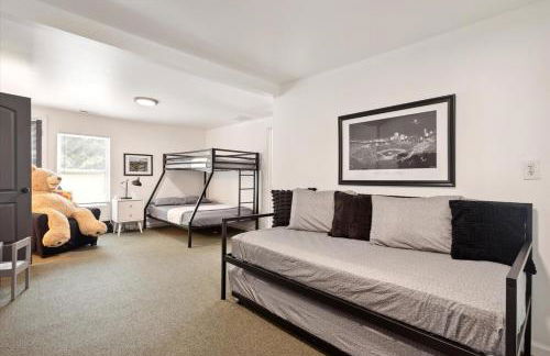 Sister Lakes Lakeside House - Sleeps 16 - Foto 59